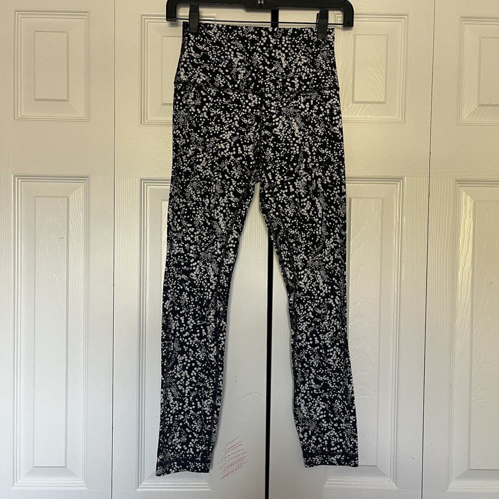 Women’s Lululemon Black White Legging Size 4